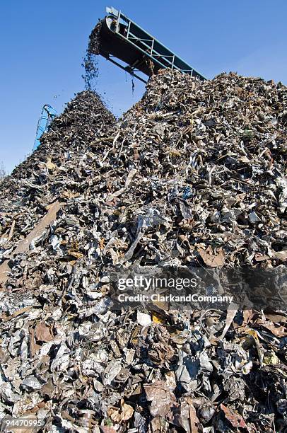metal centro de reciclaje - chatarra fotografías e imágenes de stock