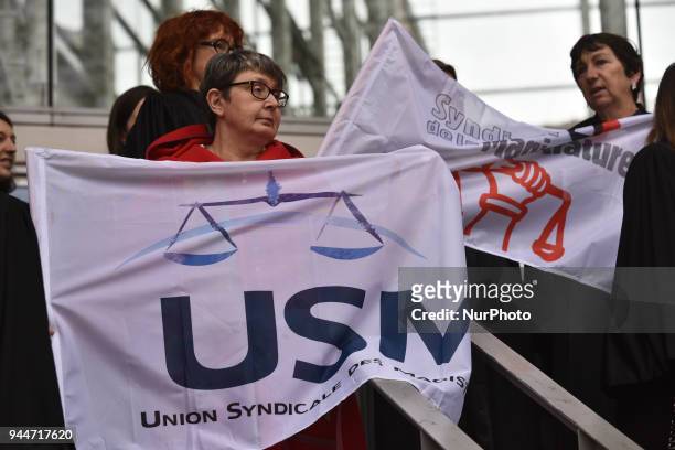 Two magistrates hold flags of their unio. On the right : USM ie Magistrates Trade Union. On the left : SM ie Magistrates Union. The French Bar...