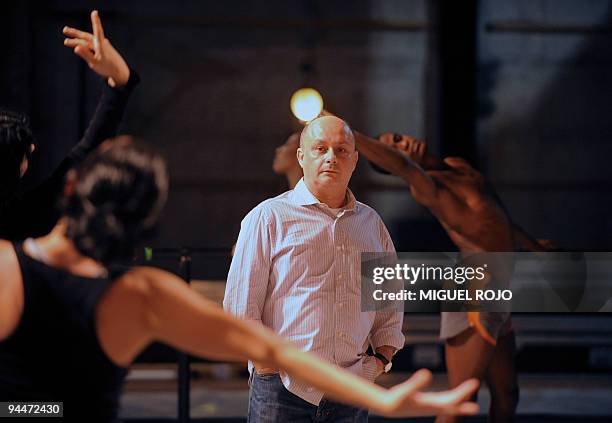 Brazilian choreographer Rodrigo Pederneiras, of Grupo Corpo observes his dancers during a rehearsal of his last creation "Ima", on December 10, 2009...