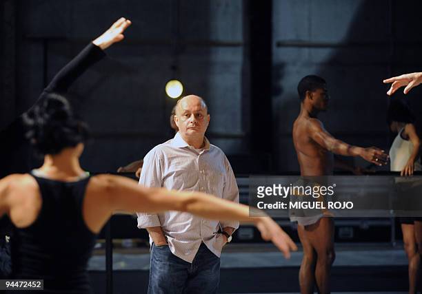 Brazilian choreographer Rodrigo Pederneiras, of Grupo Corpo, observes his dancers during a rehearsal of his last creation "Ima", on December 10, 2009...