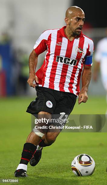 Juan Sebastian Veron of Estudiantes LP runs with the ball during the FIFA Club World Cup semi-final match between Pohang Steelers and Estudiantes LP...