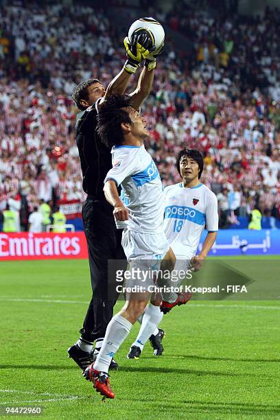 Goalkeeper Damian Albil of Estudiantes LP saves the ball against No Byung Jun of Pohang Steelers during the FIFA Club World Cup semi-final match...