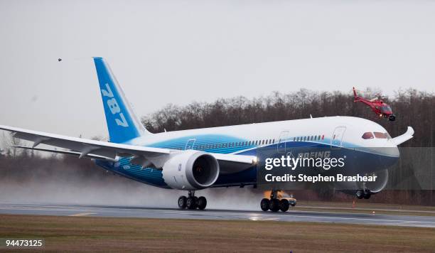 Boeing 787 Dreamliner accelerates down the runway while taking off on its long-waited first flight December 15, 2009 at Paine Field In Everett,...