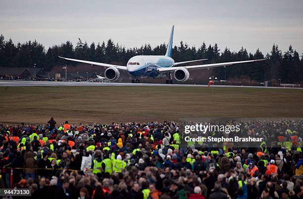Boeing 787 Dreamliner taxis in front of a crowd of Boeing employees before its long-waited first flight December 15, 2009 at Paine Field In Everett,...