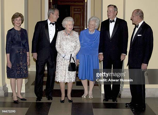 Queen Elizabeth II hosts a dinner in honour of President George W. Bush at the British Ambassador's Residence in Washington DC on May 8, 2007. :...