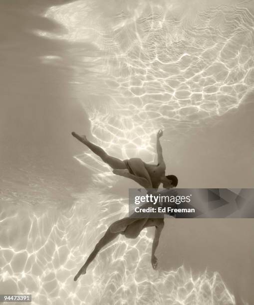underwater male nude - narcissus - mitologia foto e immagini stock
