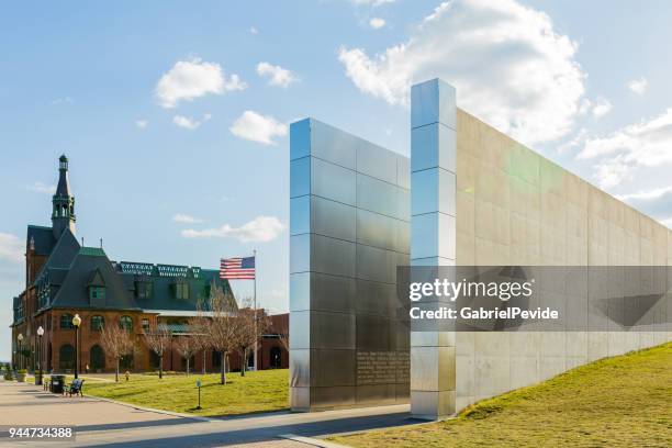 leerer himmel memorial am freiheitspark - liberty state park stock-fotos und bilder