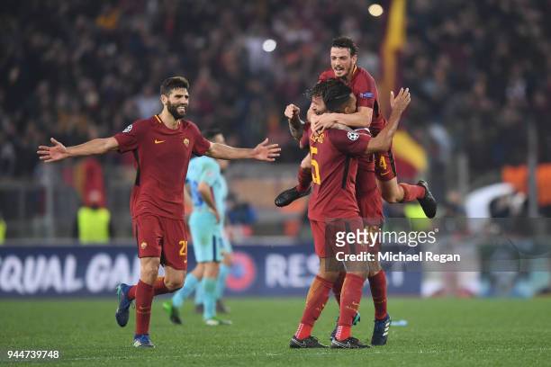 Federico Fazio of AS Roma celebrates his sides victory with team mates Alessandro Florenzi Juan Jesus and Daniele De Rossi after the UEFA Champions...