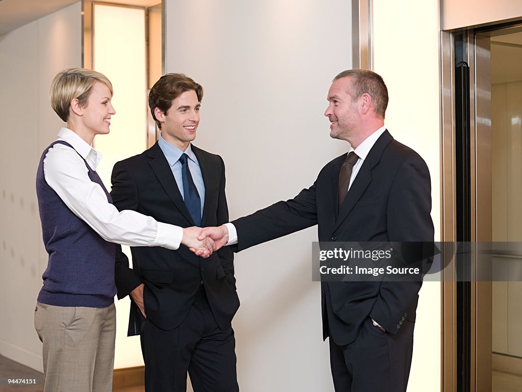 Hombres de negocios estrechándose las manos