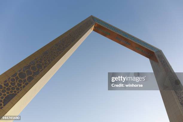 dubai frame - dubai frame stockfoto's en -beelden