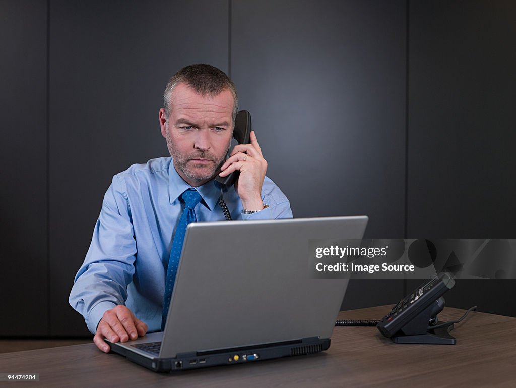 Geschäftsmann am Telefon und mit laptop