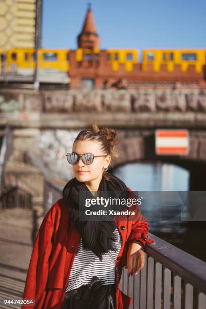 portret van een jonge vrouw in berlijn - berlin friedrichshain stockfoto's en -beelden