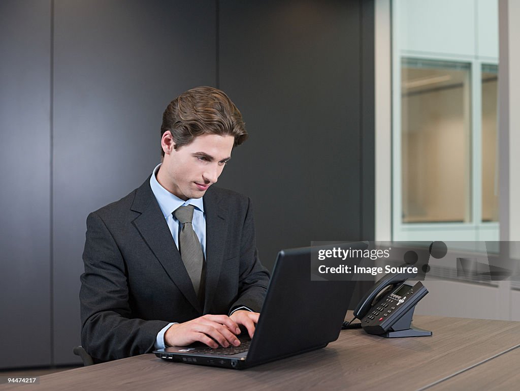 Uomo d'affari utilizzando il computer portatile