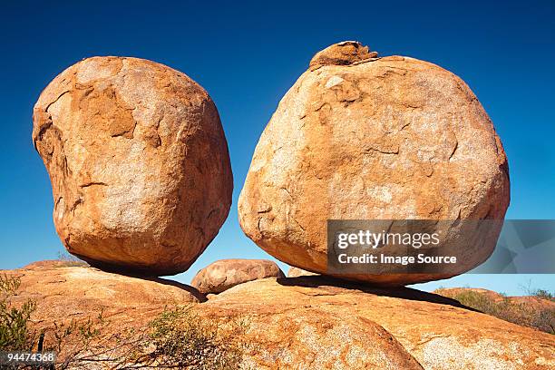 devils marbles australia - roca grande fotografías e imágenes de stock