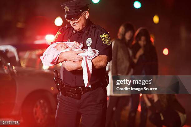 police officer rescuing a baby - cop 21 imagens e fotografias de stock