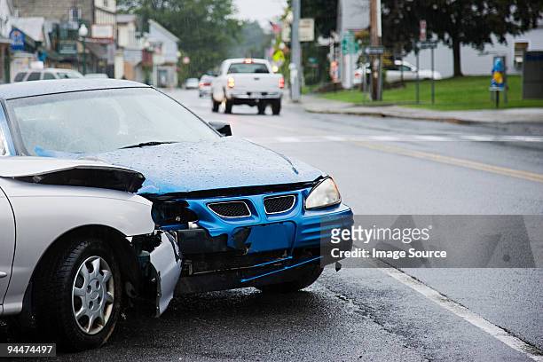car crash - accident de voiture photos et images de collection