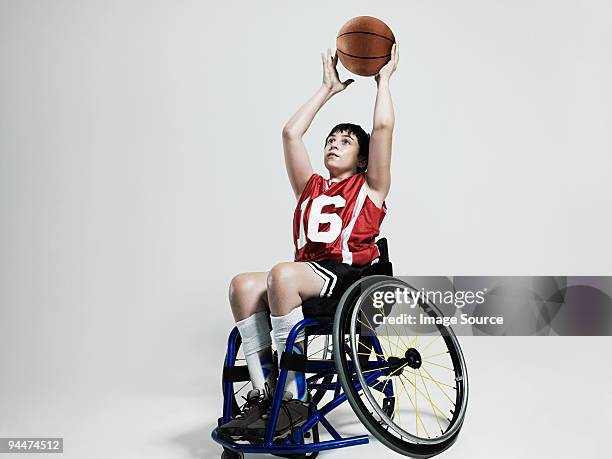 joueur de basket-ball junior accessible en fauteuil roulant - athlète handicapé photos et images de collection