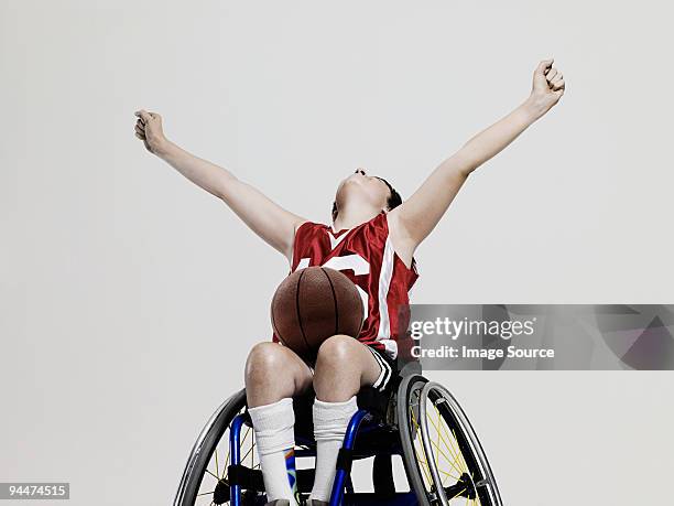 joueur de basket-ball junior accessible en fauteuil roulant - athlète handicapé photos et images de collection