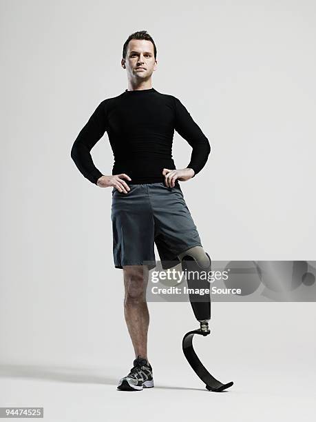 athlete with prosthetic leg - been stockfoto's en -beelden