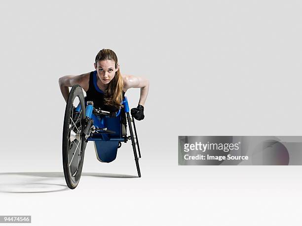 mulher atleta de cadeira de rodas - adaptive athlete imagens e fotografias de stock