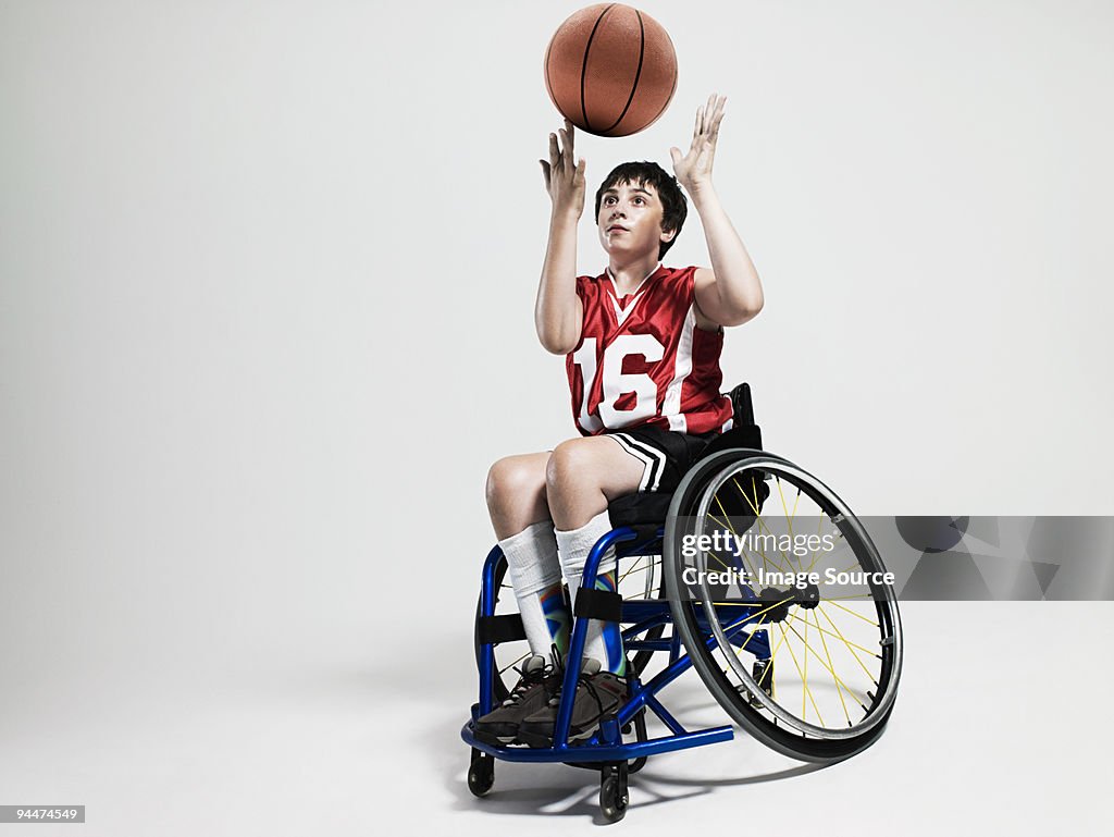 Junior de ruedas jugador de baloncesto