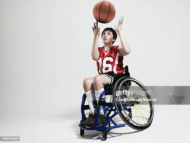 joueur de basket-ball junior accessible en fauteuil roulant - athlète handicapé photos et images de collection