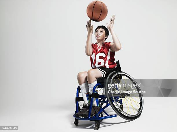 junior cadeira de rodas jogador de basquete - kids sports - fotografias e filmes do acervo