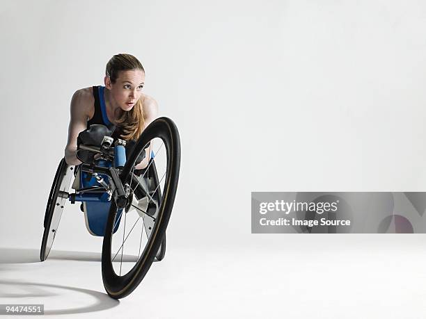 femme athlète en fauteuil roulant - athlète handicapé photos et images de collection