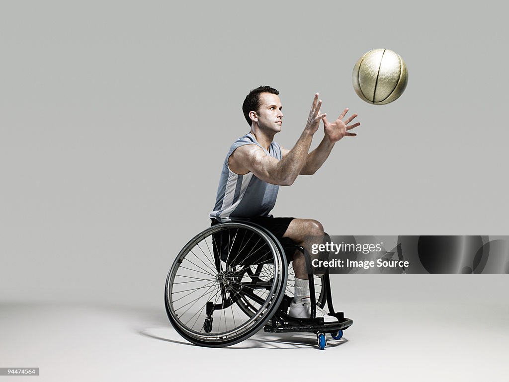 Sedia a rotelle guardando palla Giocatore di basket