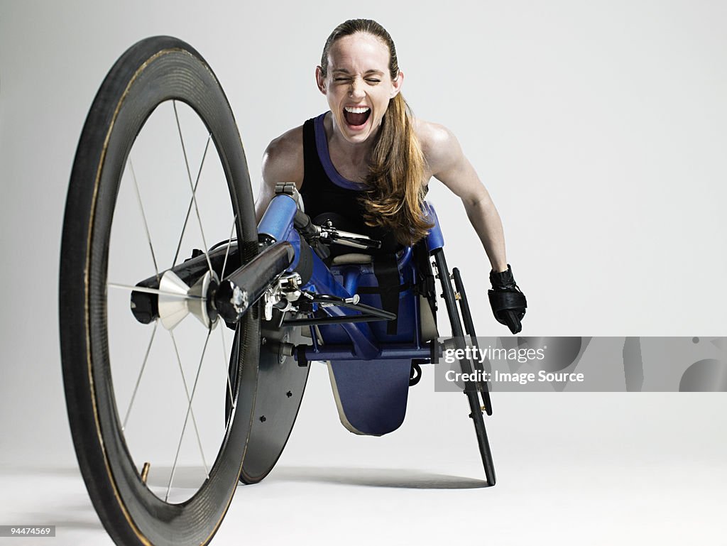 Overjoyed mujer atleta para silla de ruedas