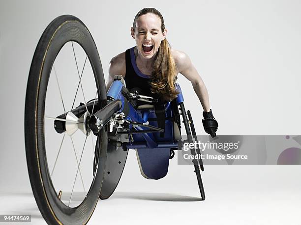overjoyed femmina atleti su sedia a rotelle - disabled athlete foto e immagini stock