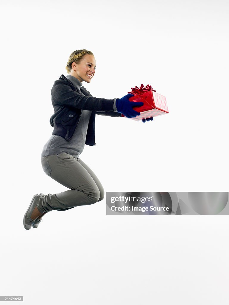 Jovem Saltar com presentes de Natal