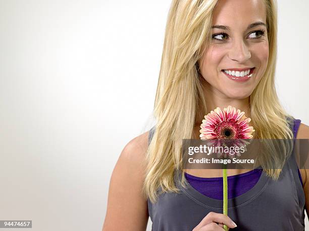 jovem mulher segurando flor - margarida do transval imagens e fotografias de stock