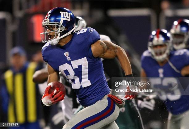 Brent Celek of the New York Giants runs the ball against the Philadelphia Eagles at Giants Stadium on December 13, 2009 in East Rutherford, New...