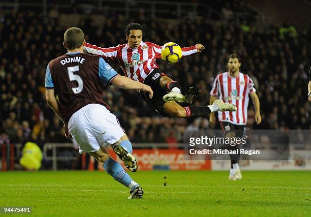 Kieran Richardson of Sunderland shoots on goal during the Barclays Premier League match between Sunderland and Aston Villa at the Stadium of Light on...