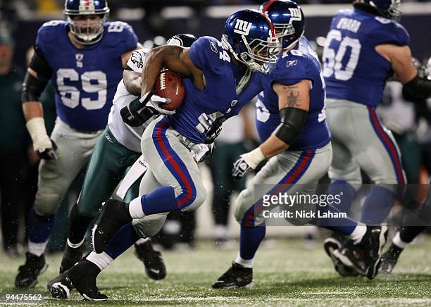 Ahmad Bradshaw of the New York Giants runs the ball against the Philadelphia Eagles at Giants Stadium on December 13, 2009 in East Rutherford, New...
