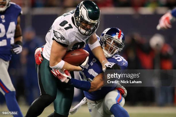 Michael Boley of the New York Giants looks to tackle Brent Celek of the Philadelphia Eagles at Giants Stadium on December 13, 2009 in East...