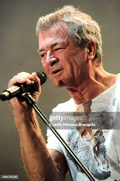 Ian Gillan of Deep Purple performs at Mediolanum Forum on December 15, 2009 in Milan, Italy.