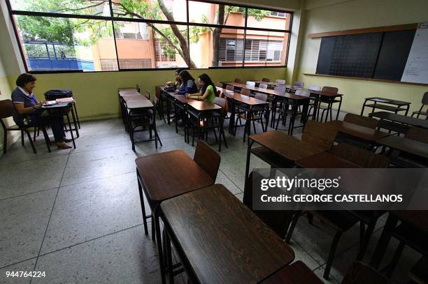 Students attend a class at the University of the Andes in San Cristobal, Tachira state on March 23, 2018. / TO GO WITH AFP STORY by ALEX VAZQUEZ