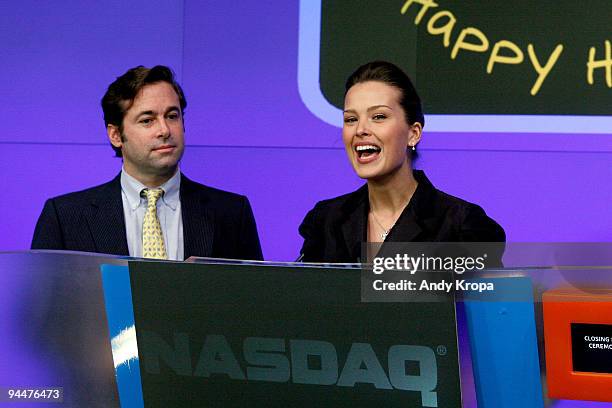 Phillip Caputo and Petra Nemcova ring the closing bell at the NASDAQ MarketSite on December 15, 2009 in New York City.