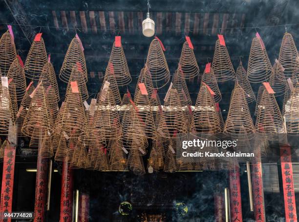 smoke and incense coils, inside ong pagoda, can tho, mekong delta, vietnam - incense coils 個照片及圖片檔
