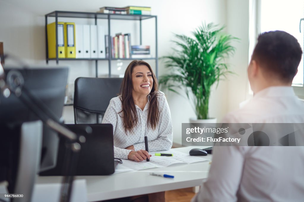 Empresários falando no escritório