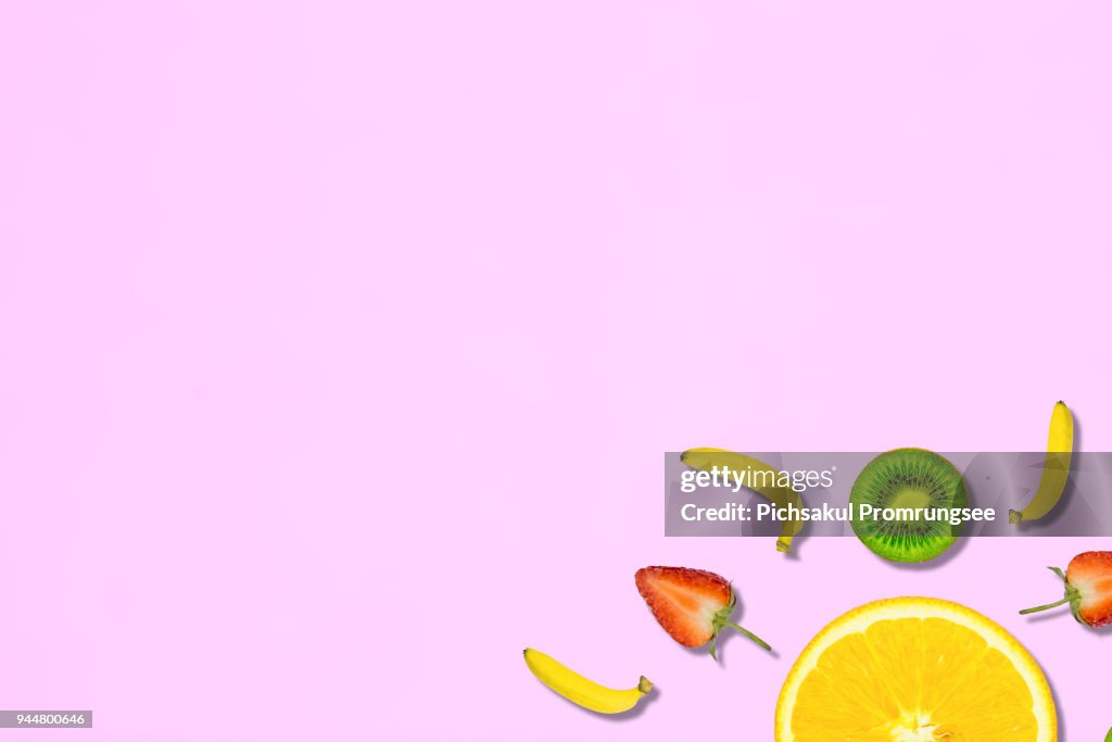 Imagen generada digitalmente de frutas sobre fondo rosa