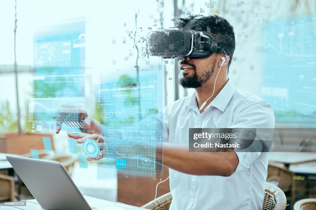 Virtual-Reality-Unterhaltung im Café im freien