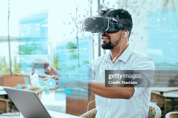 virtual-reality-unterhaltung im café im freien - erweiterte realität stock-fotos und bilder