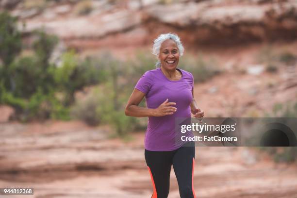 ältere frau für einen trail-lauf in der wüste - fat old lady stock-fotos und bilder