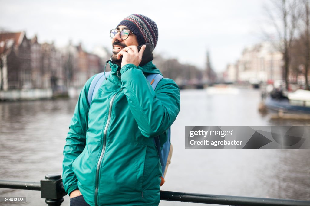 Hombre con teléfono al aire libre