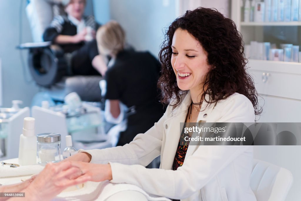 Jovem ter uma manicure em um spa de beleza.