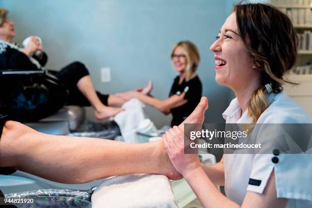 senior paar met een pedicure in een beauty spa. - pedicure stockfoto's en -beelden