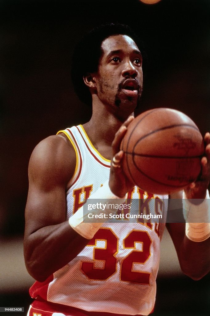 Dan Roundfield of the Atlanta Hawks prepares to shoot during a game ...